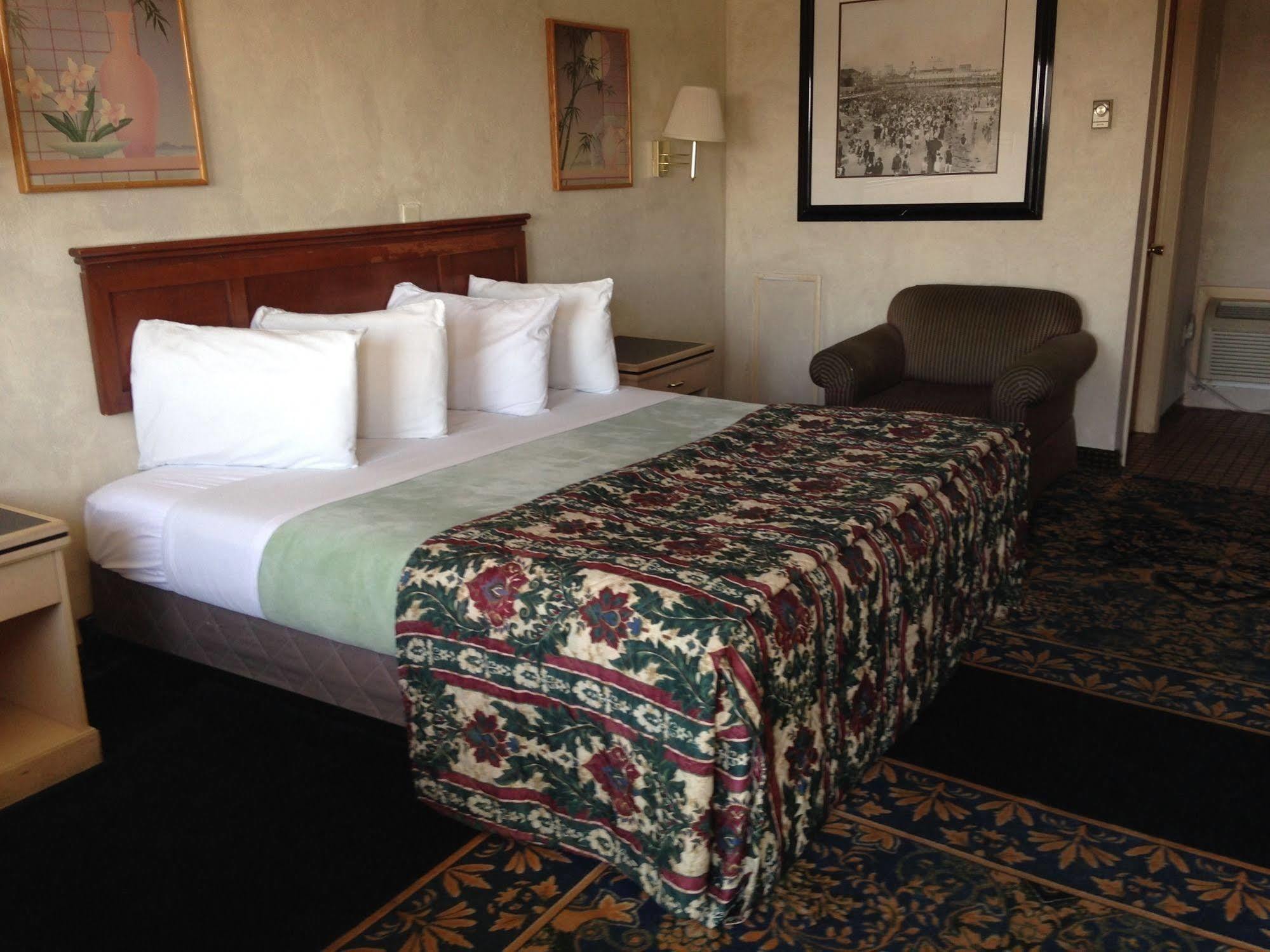 Super 8 By Wyndham Motel